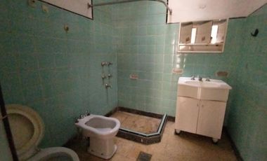 EXCELENTE PROPIEDAD EN BLOCK:VIVIENDA + GALPÓN AL FONDO, CON PATIO LIBRE Y ENTRADA DE AUTO PASANTE.