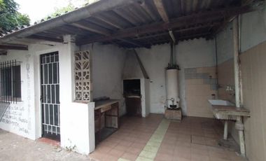 EXCELENTE PROPIEDAD EN BLOCK:VIVIENDA + GALPÓN AL FONDO, CON PATIO LIBRE Y ENTRADA DE AUTO PASANTE.