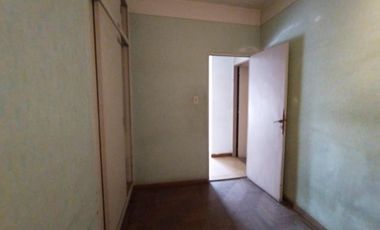 EXCELENTE PROPIEDAD EN BLOCK:VIVIENDA + GALPÓN AL FONDO, CON PATIO LIBRE Y ENTRADA DE AUTO PASANTE.