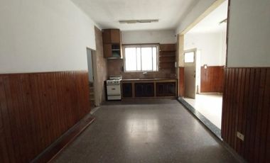 EXCELENTE PROPIEDAD EN BLOCK:VIVIENDA + GALPÓN AL FONDO, CON PATIO LIBRE Y ENTRADA DE AUTO PASANTE.