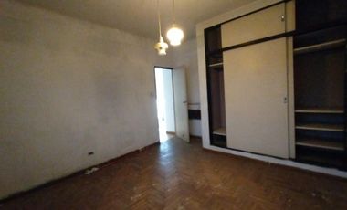 EXCELENTE PROPIEDAD EN BLOCK:VIVIENDA + GALPÓN AL FONDO, CON PATIO LIBRE Y ENTRADA DE AUTO PASANTE.
