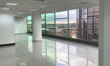 oficina en arriendo en el salitre. Cod A50632