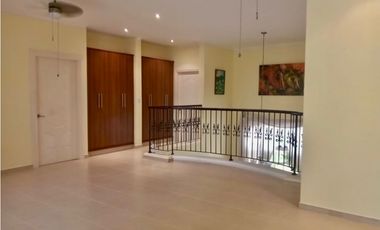 Se vende hermosa casa de dos niveles en Ancón