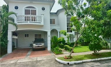 Se vende hermosa casa de dos niveles en Ancón