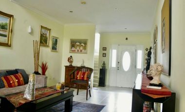 Se vende hermosa casa de dos niveles en Ancón
