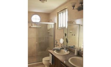 Se vende hermosa casa de dos niveles en Ancón