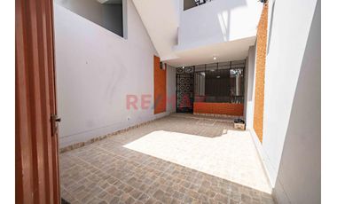 Se Vende Casa  De  Tres Pisos  Y Azotea  (5 Unidades Inmobiliarias ) Frente A  Parque, Limite  A Pueblo Libre  En  La  Urb. Las Brisas
