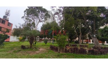 Se Vende Casa  De  Tres Pisos  Y Azotea  (5 Unidades Inmobiliarias ) Frente A  Parque, Limite  A Pueblo Libre  En  La  Urb. Las Brisas