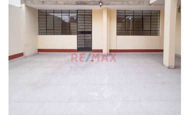 Se Vende Casa  De  Tres Pisos  Y Azotea  (5 Unidades Inmobiliarias ) Frente A  Parque, Limite  A Pueblo Libre  En  La  Urb. Las Brisas