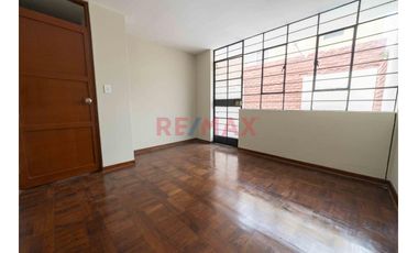 Se Vende Casa  De  Tres Pisos  Y Azotea  (5 Unidades Inmobiliarias ) Frente A  Parque, Limite  A Pueblo Libre  En  La  Urb. Las Brisas