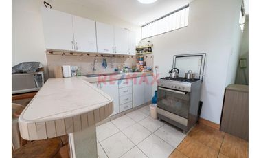Se Vende Casa  De  Tres Pisos  Y Azotea  (5 Unidades Inmobiliarias ) Frente A  Parque, Limite  A Pueblo Libre  En  La  Urb. Las Brisas