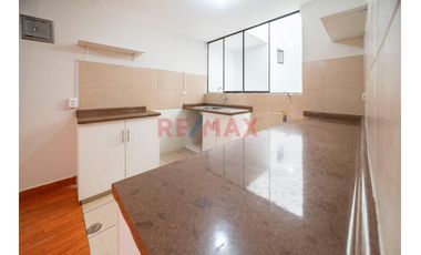 Se Vende Casa  De  Tres Pisos  Y Azotea  (5 Unidades Inmobiliarias ) Frente A  Parque, Limite  A Pueblo Libre  En  La  Urb. Las Brisas