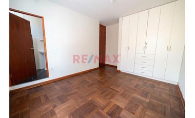 Se Vende Casa  De  Tres Pisos  Y Azotea  (5 Unidades Inmobiliarias ) Frente A  Parque, Limite  A Pueblo Libre  En  La  Urb. Las Brisas