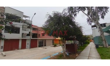 Se Vende Casa  De  Tres Pisos  Y Azotea  (5 Unidades Inmobiliarias ) Frente A  Parque, Limite  A Pueblo Libre  En  La  Urb. Las Brisas