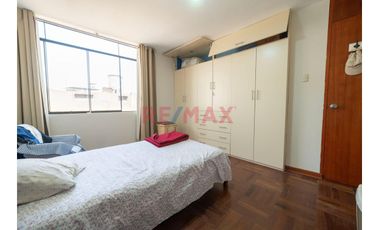 Se Vende Casa  De  Tres Pisos  Y Azotea  (5 Unidades Inmobiliarias ) Frente A  Parque, Limite  A Pueblo Libre  En  La  Urb. Las Brisas