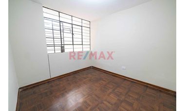 Se Vende Casa  De  Tres Pisos  Y Azotea  (5 Unidades Inmobiliarias ) Frente A  Parque, Limite  A Pueblo Libre  En  La  Urb. Las Brisas