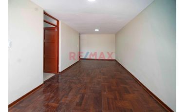 Se Vende Casa  De  Tres Pisos  Y Azotea  (5 Unidades Inmobiliarias ) Frente A  Parque, Limite  A Pueblo Libre  En  La  Urb. Las Brisas