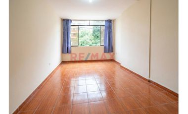 Se Vende Casa  De  Tres Pisos  Y Azotea  (5 Unidades Inmobiliarias ) Frente A  Parque, Limite  A Pueblo Libre  En  La  Urb. Las Brisas