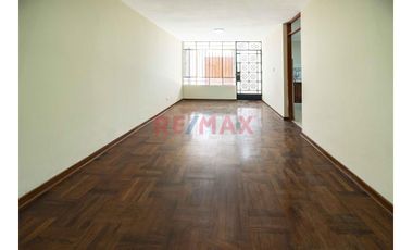 Se Vende Casa  De  Tres Pisos  Y Azotea  (5 Unidades Inmobiliarias ) Frente A  Parque, Limite  A Pueblo Libre  En  La  Urb. Las Brisas
