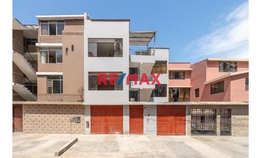 Se Vende Casa  De  Tres Pisos  Y Azotea  (5 Unidades Inmobiliarias ) Frente A  Parque, Limite  A Pueblo Libre  En  La  Urb. Las Brisas