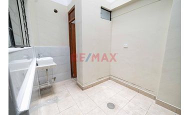 Se Vende Casa  De  Tres Pisos  Y Azotea  (5 Unidades Inmobiliarias ) Frente A  Parque, Limite  A Pueblo Libre  En  La  Urb. Las Brisas