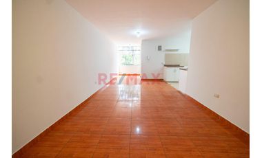Se Vende Casa  De  Tres Pisos  Y Azotea  (5 Unidades Inmobiliarias ) Frente A  Parque, Limite  A Pueblo Libre  En  La  Urb. Las Brisas