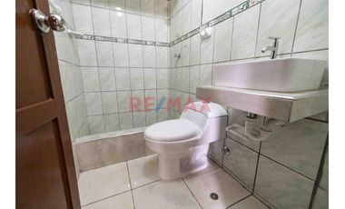 Se Vende Casa  De  Tres Pisos  Y Azotea  (5 Unidades Inmobiliarias ) Frente A  Parque, Limite  A Pueblo Libre  En  La  Urb. Las Brisas