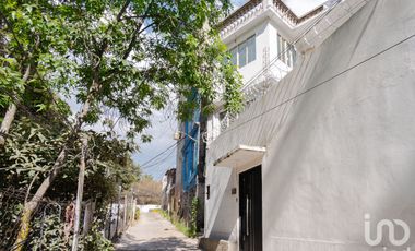 Casa con 4 recamaras en Lomas de la ERA con Uso Comercial en planta Baja