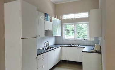 Rumah Terawat Setiabudi Regency Modern Minimalis