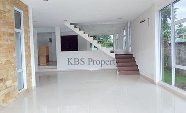 Dijual/Disewa Rumah Shangrilla 2 Lantai View Danau Type 220/617 m2 - Batam
