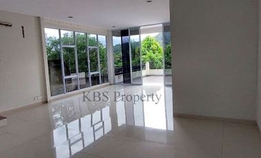 Dijual/Disewa Rumah Shangrilla 2 Lantai View Danau Type 220/617 m2 - Batam