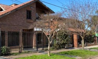 Casa en venta - 3 dormitorios 2 baños - patio parrilla pileta - 300 mts2- Esteban Echeverria