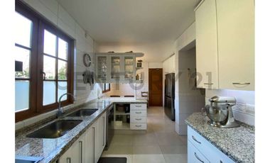 VENTA AMPLIA Y LUMINOSA CASA EN LOS TRAPENSES