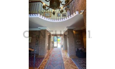 VENTA AMPLIA Y LUMINOSA CASA EN LOS TRAPENSES