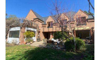 VENTA AMPLIA Y LUMINOSA CASA EN LOS TRAPENSES