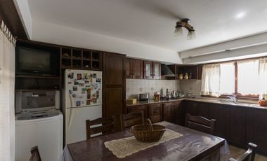 Casa Cuatro Dormitorios Dos Baños Y Local Comecial En Esquina
