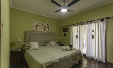 Casa Cuatro Dormitorios Dos Baños Y Local Comecial En Esquina