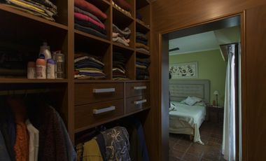 Casa Cuatro Dormitorios Dos Baños Y Local Comecial En Esquina