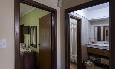 Casa Cuatro Dormitorios Dos Baños Y Local Comecial En Esquina