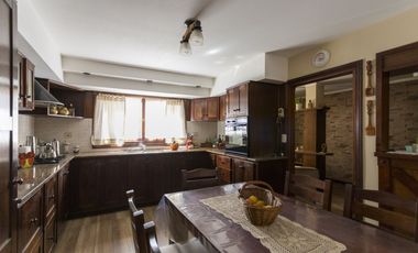 Casa Cuatro Dormitorios Dos Baños Y Local Comecial En Esquina