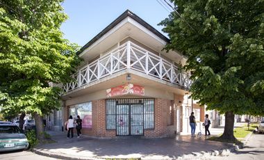 Casa Cuatro Dormitorios Dos Baños Y Local Comecial En Esquina