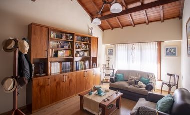 Casa Cuatro Dormitorios Dos Baños Y Local Comecial En Esquina