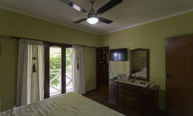 Casa Cuatro Dormitorios Dos Baños Y Local Comecial En Esquina