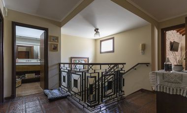 Casa Cuatro Dormitorios Dos Baños Y Local Comecial En Esquina