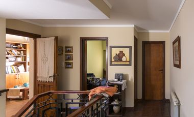 Casa Cuatro Dormitorios Dos Baños Y Local Comecial En Esquina