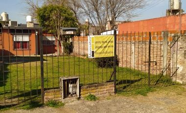 Vendo casa sobre terreno de 10m x 27m, en Merlo. Precio total: U$S 58.000 o financiado en U$S 30.000 y Ctas.