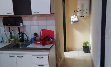 Vendo casa sobre terreno de 10m x 27m, en Merlo. Precio total: U$S 58.000 o financiado en U$S 30.000 y Ctas.