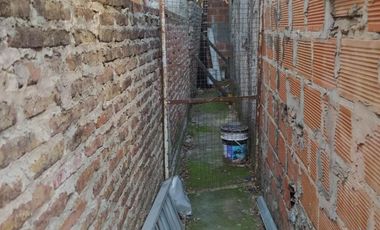 Vendo casa sobre terreno de 10m x 27m, en Merlo. Precio total: U$S 58.000 o financiado en U$S 30.000 y Ctas.