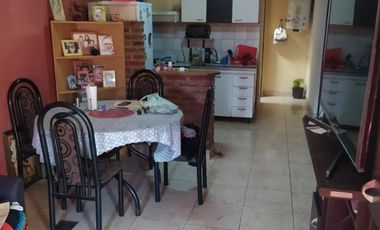 Vendo casa sobre terreno de 10m x 27m, en Merlo. Precio total: U$S 58.000 o financiado en U$S 30.000 y Ctas.