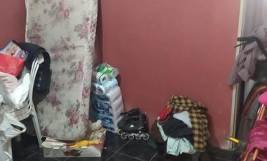 Vendo casa sobre terreno de 10m x 27m, en Merlo. Precio total: U$S 58.000 o financiado en U$S 30.000 y Ctas.